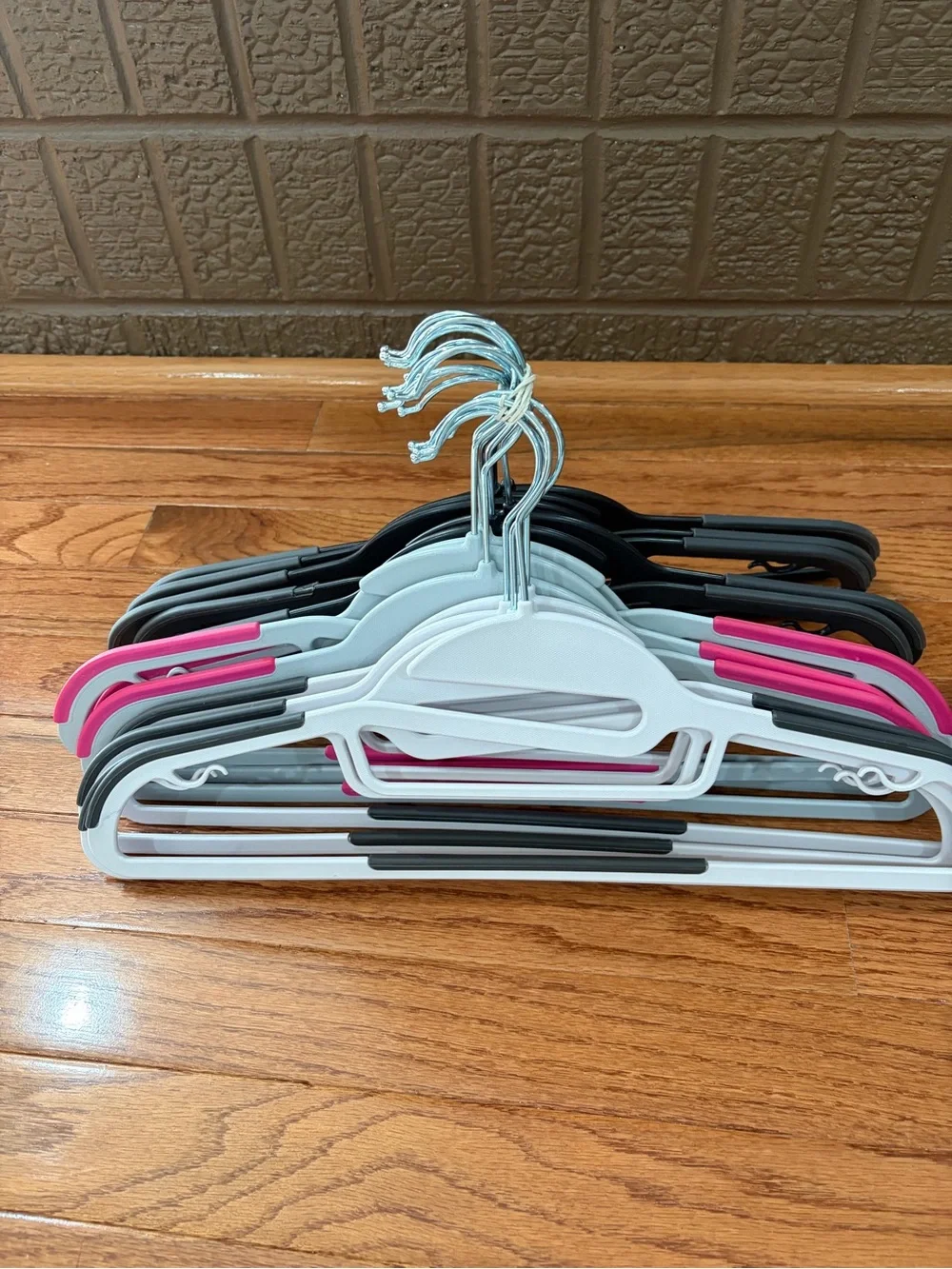Non-Brand Multi-Color Slim Non-Slip Plastic Coat Hangers (Set)*